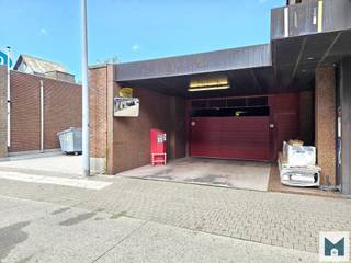 Op een uitstekende centrale locatie in Sint-Niklaas, op de hoek van de Plezantstraat en de Hofstraat, vinden we deze 11 overdekte staanplaatsen op het gelijkvloers van residentie Boudelo.<br />De staanplaatsen bieden een comfortabele en veilige parkeeroplossing en zijn bijzonder interessant als investering.<br />Alle 11 staanplaatsen zijn momenteel verhuurd, waardoor u vanaf de aankoop meteen over een bestaand verhuurrendement beschikt.<br /><br />Deze staanplaatsen worden aangeboden als één geheel maar kunnen eveneens afzonderlijk aangekocht worden aan 17.000 euro per staanplaats.<br />Dit biedt zowel voor investeerders als particuliere kopers een interessante mogelijkheid.<br />Het betreft de staanplaatsen met de nummers 3 - 11 - 13 - 15 - 18 - 20 - 21 - 22 - 27 - 28 - 32<br /><br />Kortom een interessante opportuniteit voor wie op zoek is naar zorgeloze investering met bestaande huurinkomsten of naar een eigen overdekte staanplaats op een centrale locatie.<br /><br />Voor meer inlichtingen of een vrijblijvend bezoek kan u contact opnemen met Marik op het nummer 052/21.65.51 of mailen naar info@immomiddelpunt.be.