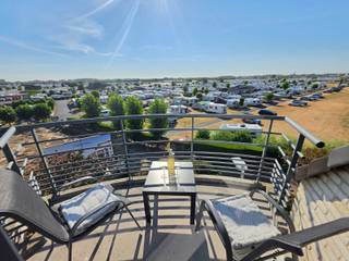 Op zoek naar een<strong> instapklaar duplex hoekappartement met open uitzicht </strong>(tot Brugge!)<strong> op een topligging </strong>aan de Belgische kust?<br /><br />Dit perfect onderhouden appartement biedt een zeldzame combinatie van ruimte, licht, privacy en een schitterende ligging in een rustige zijstraat van de Kapelstraat.<br />U woont hier centraal, op slechts 5 minuten wandelen van de kusttram, de duinen, het strand, winkels en horeca.<br />Het echte kustgevoel, elke dag.<br /><br />Het duplex appartement heeft een oppervlakte van 103 m² en bevindt zich op de 3e en hoogste verdieping, waardoor u geniet van een prachtig open uitzicht dat tot Brugge reikt — een uniek gevoel van rust, licht en ruimte.<br />Als hoekappartement met een ideale zuid en zuidoost oriëntatie baadt het tot in de namiddag in het zonlicht.<br /><br /><strong>Indeling</strong><br />Benedenverdieping
<ul>
<li><span>Inkomhal</span></li>
<li><span>Lichtrijke woonkamer met open volledig uitgeruste keuken en eetruimte (met uitzicht)</span></li>
<li><span>Slaapkamer</span></li>
<li><span>Douchecel met wastafel</span></li>
<li><span>Apart toilet</span></li>
</ul>
Bovenverdieping
<ul>
<li><span>Slaapkamer met ingemaakte kasten, velux en verduistering</span></li>
<li><span>Grote, lichtrijke badkamer met comfortabel ligbad, wastafel en toilet, velux en verduistering</span></li>
<li><span>Praktische berging/wasplaats met aansluiting voor wasmachine</span></li>
</ul>
<strong>Extra troeven</strong>
<ul>
<li><span>Appartement werd steeds met de grootste zorg onderhouden door de eerste eigenaars</span></li>
<li><span>Mogelijkheid tot aankoop van een gesloten garagebox in autopark <em>Populierenhof</em> (op 200 m, zelfde straat)<br />- ideaal voor wie comfort en veiligheid wil</span></li>
<li><span>mogelijkheid om gemeubeld aan te kopen</span></li>
<li><span>Kleinschalige residentie (slechts 7 appartementen)</span></li>
<li><span>Rustige ligging met alle voorzieningen op wandelafstand</span></li>
<li><span>gezamenlijke fietsenberging</span></li>
</ul>
<br /><strong>Kortom </strong><br /><br />Een compleet, modern en comfortabel duplex appartement op een uitzonderlijke kustlocatie, waar licht, ruimte en een prachtig uitzicht centraal staan.<br />Een unieke kans voor wie op zoek is naar een instapklaar tweede verblijf of een kwalitatieve woonst aan zee.<br /><br /><br />