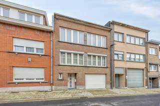 <p>Immo DAVID vous propose cette maison bel étage bien entretenue et prête à emménager, avec trois chambres de 9, 13 et 15 m², idéale pour ceux qui souhaitent vivre confortablement et au calme tout en restant proches des commodités. L’entrée se fait par une porte solide qui procure immédiatement un sentiment de sécurité. Le hall d’entrée dispose d’un placard encastré et d’un WC séparé. De là, vous accédez directement au garage et à la cave de 51 m², pouvant accueillir plusieurs voitures, vélos, du stockage ou un espace hobby. À l’arrière, un jardin soigné vous permet de profiter du calme et de l’extérieur.</p>
<p>Au premier étage se trouve un séjour lumineux avec parquet chaleureux et cheminée, créant une atmosphère conviviale. Les grandes fenêtres apportent une belle luminosité et une agréable sensation d’espace. Des volets électriques sont installés côté rue pour plus de confort et d’intimité. La cuisine fermée et entièrement équipée communique harmonieusement avec le séjour. Depuis la cuisine comme depuis le living, vous accédez à la terrasse de 26 m² avec espace de rangement, idéale pour profiter de moments agréables en extérieur.</p>
<p>Le deuxième étage comprend trois chambres confortables et une salle de bain fonctionnelle avec un second WC. La maison est construite avec des voûtes en béton solides, garantissant une structure durable. Situation idéale : proche du centre de Zellik, de la gare, de la piste cyclable rapide, du ring de Bruxelles, du Bois du Laerbeek et de l’UZ Bruxelles. Commerces, écoles et transports en commun accessibles à pied.</p>