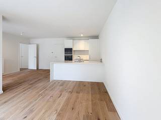 Ontdek dit instapklaar, nieuwbouw gelijkvloers appartement met terras, ideaal gelegen in het hart van de bruisende wijk Tour &amp; Taxis (Parkdreef). Het appartement biedt alle modern comfort en omvat een inkomhal met apart toilet, een praktische berging met wasmachine-aansluiting en een lichtrijke leefruimte. De open keuken is volledig uitgerust met nieuwe toestellen en geeft, net als de leefruimte, uit op het aangename terras. Verder is er één slaapkamer met een eigen, stijlvolle badkamer.De locatie is de grootste troef: u woont op wandel- en fietsafstand van het stadscentrum, station Brussel-Noord en het prachtige park van Tour &amp; Taxis. Met diverse supermarkten en uitstekende verbindingen via het openbaar vervoer heeft u alle voorzieningen binnen handbereik. De levendige sfeer van de site, met zijn park en recreatiemogelijkheden, krijgt u er gratis bij.De huurprijs bedraagt -€ 1.150 per maand, -een maandelijkse provisie van € 120 voor gemeenschappelijke kosten en een -op de verwarming. -Een ondergrondse parkeerplaats kan optioneel bijgehuurd worden.Interesse in deze unieke woonkans? Dien vandaag nog uw bezoekaanvraag in via www.dewaele.com.