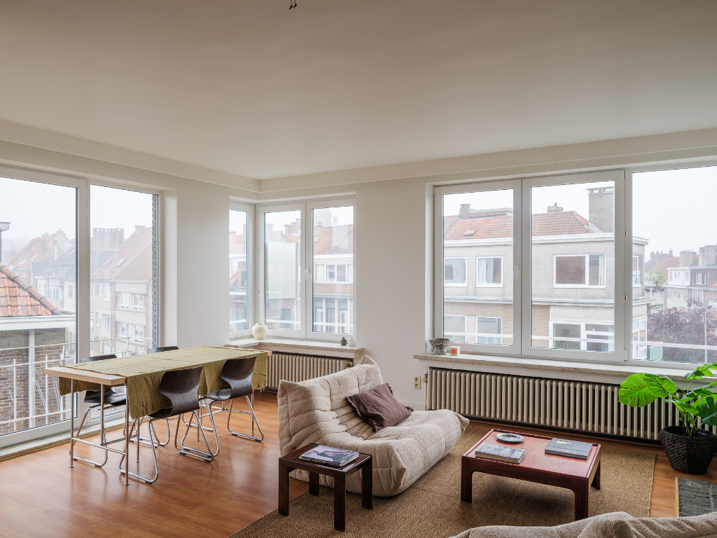 Stijlvol tweeslaapkamerappartement in de Sportstraat, met terras en warm mid-century karakter. - foto 5