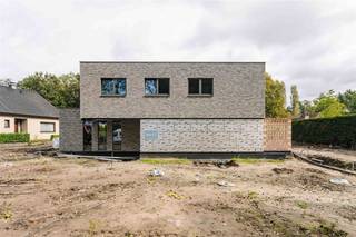 <p><span>SINT-NIKLAAS - </span><span>Dans ce quartier résidentiel, niché dans la zone verte entre Sint-Niklaas et Temse-Velle, vous trouverez cette villa jumelle jumelée de faible hauteur. Cette propriété a déjà été construite et sera finie à votre goût.</span></p><p><span> </span></p><p><span>La maison est vendue </span><span>CASCO</span><span> - vous pouvez encore décider des finitions vous-même !</span></p><p><span> </span></p><p><span>Voici quelques avantages :</span></p><p>-<span> Maison basse énergie</span><span> Niveau E &lt;10 </span><span>!<br />- y compris</span><span> chauffage </span><span>et refroidissement</span><span> par le sol géothermique </span><span>, 12 panneaux solaires,...<br />- garage spacieux et indépendant avec accès au jardin<br />- situation résidentielle à deux pas du centre de Sint-Niklaas</span></p><p><span> </span></p><p><span>La propriété est aménagée comme suit :</span></p><p><span>Un hall d'entrée spacieux avec vestiaire et toilettes, un escalier en pierre naturelle menant au premier étage, un accès au grand débarras de pas moins de 15,9 m².<br />L'espace de vie avec cuisine ouverte est spacieux et lumineux grâce aux fenêtres sur trois côtés. Par conséquent, vous bénéficiez d'une vue dégagée sur la cour arrière et le jardin avant spacieux (et les prairies de l'autre côté de la rue).</span></p><p><span>Au premier étage, on trouve un hall de nuit spacieux avec un coin bureau, des toilettes séparées et une salle de bains avec baignoire, douche à l'italienne et double lavabo. Il y a trois chambres au total.</span></p><p><span> </span></p><p><span>Au fond du jardin se trouve un garage spacieux d'une profondeur de 8,3 mètres, qui peut donc servir à la fois d'espace de stockage pour les voitures et d'abri pour le jardin et les vélos.</span></p><p><span>Grâce à l'architecture épurée de l'architecte Serge Chiapparo, à l'utilisation des techniques les plus avancées et à un haut niveau de finition, cette villa de faible hauteur sera particulièrement agréable à vivre.</span></p><p><span> </span></p><p><span>L'achat est éligible à l'application du taux de TVA de 6%. </span></p><p><span> </span></p><p><span>Vous souhaitez plus d'informations et une visite ? Contactez rapidement l'agence immobilière Axel Lenaerts, nous nous ferons un plaisir de vous guider dans l'achat de la maison de vos rêves.</span></p><p><span> </span></p>