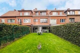 Deze bel‑étage woning biedt 178 m² bewoonbare oppervlakte, drie slaapkamers, een ruime leefruimte met veranda, garage en tuin op een perceel van 195 m². Gelegen in Ekeren, Antwerpen met vlotte toegang tot winkels, scholen en openbaar vervoer.<br /><br />Indeling<br /><br />Gelijkvloers<br />• Inkomhal<br />• Garage<br />• Wasplaats<br />• Veranda<br /><br />1ste verdieping<br />• Trappenhal<br />• Toilet<br />• Ruime leefruimte<br />• Open keuken<br /><br />2de verdieping<br />• Mezzanine<br />• Slaapkamer 1<br />• Slaapkamer 2<br />• Badkamer<br /><br />3de verdieping<br />• Zolderkamer<br /><br />Buitenruimte<br />• Tuinhuis<br />• Tuin<br /><br />Mis deze kans niet! Plan snel je bezoek en ontdek deze ruime woning zelf.<br />0496980710<br />kjento.van.hoydonck@albert.immo<br />www.albert.immo