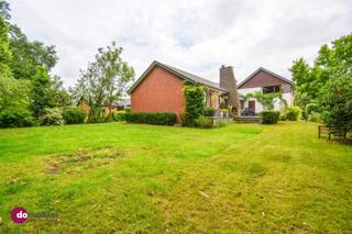 <p><span>Instapklare bungalow met prachtig uitzicht in de Lievekensbossen van Schiplaken</span></p><p><span> </span></p><p><span>In het hart van de Lievekensbossen vind je deze ruime en instapklare bungalow. Deze woning biedt niet alleen een prachtig uitzicht op omliggende velden en tuin, maar ook een uitstekende bereikbaarheid richting Mechelen, Leuven, Antwerpen en Brussel. </span></p><p><span> </span></p><p><span>Binnenin word je via de inkomhal met apart toilet en vestiaire verwelkomd in een gezellige leefruimte met open haard. De grote ramen zorgen voor een overvloed aan natuurlijk licht en een prachtig zicht op het terras, de tuin en de weilanden. De vernieuwde keuken is functioneel ingericht en sluit aan op een aparte berging met wasruimte. Verder heb je op het gelijkvloers 3 mooie kamers, de vernieuwde badkamer met dubbele wastafel, bad & douche en een tweede apart toilet. </span></p><p><span> </span></p><p><span>Er werden 2 extra volwaardige slaapkamers bijgemaakt op de bovenverdieping. Met zijn 5 slaapkamers is deze woning dan ook ideaal voor gezinnen die ruimte wensen of voor wie thuiswerk wil combineren met comfortabel wonen. De unieke indeling van het huis zorgt voor een aangenaam woongevoel waarbij elke ruimte optimaal benut wordt.</span></p><p><span> </span></p><p><span>De ruime garage met plaats voor twee wagens is ideaal. Verder biedt de ruime oprit plaats voor heel wat extra wagens.</span></p><p><span> </span></p><p><span>Het huis heeft verder nog andere troeven: het dak, de ramen en de elektriciteit werden vernieuwd en de kruipkelder werd volledig geïsoleerd.</span></p><p><span> </span></p><p><span>Kortom, wie op zoek is naar een comfortabele, instapklare woning op een unieke locatie in het groen, met alle voorzieningen en verbindingen binnen handbereik, zal hier ongetwijfeld zijn thuis vinden!</span></p><p><span> </span></p><p><span>Aarzel niet om een bezoek in te plannen en laat je verrassen door de charme, ruimte en ligging van deze bijzondere woning.</span></p><p><span> </span></p><p><span>015 20 36 00 - <span>info@domoxim.be</span></span></p>