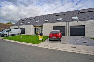 BEZOEKMOMENT VRIJDAG 02 OKTOBER VAN 15U30 tot 16U30 (vooraf inschrijven via website of tel. 059/250 590). Ruime recente woning (2024) met inpandige garage op 193 m² gelegen te Houthulst. Deze ruime woning bestaat op het gelijkvloersverdiep uit een inkom met apart toilet, lichtrijke leefruimte met open totaal ingerichte keuken met keukeneiland, garage + wasplaats. Het verdiep is voorzien van 3 slaapkamers, een badkamer ingericht met douche en dubbel lavabomeubel en een apart toilet. Tevens is nog een zolderruimte aanwezig die kan aangewend worden als opslagruimte. Zeer ENERGIEZUINIGE woning, zonnepanelen aanwezig. De tuin is volledig omheind en aangelegd met grasmatten. Maandelijkse huurprijs: 925 euro. Beschikbaar vanaf 01/11/2026. E-peil: 31 (Ref. NI27840)