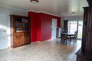 In de gekende wijk achter de sporthal van Eeklo vind je deze charmante eengezinswoning met tal van mogelijkheden. De locatie is ideaal: rustig gelegen in een doodlopende straat, maar toch op wandel- en fietsafstand van het stadscentrum en alle nodige voorzieningen. De woning beschikt over een ruime inkomhal, een lichtrijke leefruimte met zicht op de tuin en een praktische garage. Daarnaast zijn er vier volwaardige slaapkamers. – ideaal voor grotere gezinnen of wie extra ruimte zoekt. De keuken met uitzicht op de tuin sluit aan op een handige, koele berging. Buiten geniet je van een ruime tuin met een oostgericht terras, perfect voor gezellige momenten op elk uur van de dag. Dit pand biedt de perfecte kans voor wie op zoek is naar een comfortabele en rustig gelegen woning die volledig naar eigen smaak kan worden gemoderniseerd.
📞 Interesse? Bel vandaag nog naar 0472 46 57 52 en plan je bezoek. Vastgoedmakelaar Yme leidt je graag rond en geeft je alle nodige informatie. Wacht niet te lang – woningen in deze wijk zijn erg gegeerd!