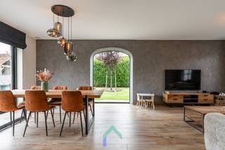 Algemeen<br />In de Balgerhoekstraat in Wingene vinden we deze bijzonder ruime woning waar de charme van landelijke architectuur en moderne elegantie op een mooie manier samenkomen. De woning werd met oog voor detail en kwaliteit afgewerkt en biedt een uitzonderlijk gevoel van ruimte, zowel binnen als buiten.<br /><br />Dankzij de landelijke moderne stijl, de royale leefruimtes en de grote tuin is dit een woning die perfect aansluit bij wie op zoek is naar rust, comfort en hedendaags woonplezier. De groene omgeving van Wingene zorgt bovendien voor een aangename woonbeleving, terwijl dagelijkse voorzieningen vlot bereikbaar zijn.<br /><br />Indeling<br />Bij het binnenkomen valt meteen de kwalitatieve afwerking en het gevoel van ruimte op. De woning beschikt over bijzonder ruime leefruimtes, waarbij grote raampartijen zorgen voor een overvloed aan natuurlijk licht en een mooie verbinding met de tuin.<br /><br />De leefruimte vormt samen met de keuken het hart van de woning. Hier is er volop plaats om gezellig samen te komen, te koken en te genieten van het zicht en de rust rondom de woning. De landelijke uitstraling wordt stijlvol gecombineerd met moderne elementen, wat zorgt voor een tijdloos en warm geheel.<br /><br />De woning beschikt maar liefst over vier slaapkamers, waardoor er alle ruimte is voor een groot gezin,hobbyruimte of logeerkamers. Buiten geniet je van een grote tuin om in alle rust van het groen te genieten.<br /><br />Varia<br />Deze woning is een echte combinatie van ruimte, stijl en comfort. Dankzij de energiezuinige voorzieningen geniet je hier van hedendaags wooncomfort met aandacht voor efficiënt energiegebruik.<br /><br />Troeven <br />*Grote tuin <br />*Energiezuinige woning <br />*Perfect en kwalitatief afgewerkt <br /><br />Een woning waar ruimte en gezelligheid hand in hand gaan, met een stijlvolle uitstraling en een afwerking die tot in de puntjes verzorgd is.<br /><br />Plan vandaag nog een bezoek in met Loucka en ontdek jouw toekomstige thuis in Wingene.<br />📞 0469 44 27 57<br />📧 Loucka@gentill.be