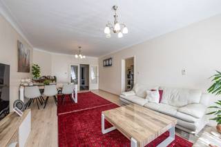 <p><span>Op te frissen, ruim appartement met 2 grote slaapkamers en terrasje.</span></p><p><span>Het appartement bevindt zich op de tweede verdieping van een verzorgd gebouw en is gunstig gelegen op wandelafstand van het Te Boelaerpark, winkels en openbaar vervoer.</span></p><p><span>Indeling:</span></p><p><span>Inkomhal, ruime living met veel lichtinval, aansluitend de keuken met toegang tot het zonnig terrasje, twee grote slaapkamers (ca. 15 m² en 14 m²) - één slaapkamer met toegang tot een aparte, praktische bergkamer/dressing -, badkamer met ligbad, douche en toilet, en een extra berging met aansluiting wasmachine. Bij het appartement hoort tevens een privatieve kelder.</span></p><p><span>Extra info:</span></p><p><span>- elektrische installatie conform AREI</span></p><p><span>- dak en verwarmingsinstallatie voldoen reeds aan de energiedoelstelling</span></p><p><span>- gunstig EPC</span></p><p><span> </span></p>