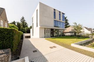 GENT | Modern en energiezuinig casco kantoorgebouw te koop op toplocatie in Sint-Denijs-Westrem Op zoek naar een kantoorruimte, handelsruimte of...