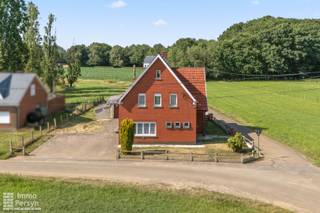 Welkom aan de Dennenweg 11 in Tielt-Winge!<br /><br />Ben je op zoek naar een open bebouwing met een fantastische ligging en een prachtig, rustgevend uitzicht?<br />Deze woning bevindt zich in een landelijke omgeving en biedt een adembenemend agrarisch zicht over de rondom liggende velden. Het unieke, diepe perceel biedt door zijn mooie grootte tal van mogelijkheden om hier je eigen groene oase te creëren waar je in alle privacy kunt genieten.<br /><br />Het pand beschikt over een uiterst solide basis. Hoewel de woning dient gerenoveerd te worden. Met de juiste gerichte ingrepen maak je van dit huis in een energiezuinige en gezellige thuis voor de toekomst.<br /><br /><br /><u><strong>INDELING:</strong></u><br /><strong>Gelijkvloers:</strong> hal, keuken, leefruimte, zitplaats, veranda, toilet, garage<br /><strong>1ste verdieping:</strong> 3 slaapkamers, badkamer <br /><strong>Zolder:</strong> zolderruimte bereikbaar via luik<br /><strong>Tuin:</strong> tuin, oprit met 5 staanplaatsen<br /><strong>Kelder:</strong> kleine kelder<br /><br />Ervaar zelf de vele voordelen van deze woning tijdens een persoonlijke rondleiding.<br />Maak vandaag nog je afspraak.<br />Mail naar info@immopersyn.be of bel 013 444 008.<br />
