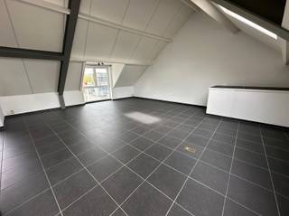 <p><span>Energiezuinig loftappartement van 117m² op de 2de verdieping met 1 slaapkamer, zolderberging/kamer, groot zonnig terras en achterliggende autostaanplaats. </span></p><p><span> </span></p><p><span>Indeling:</span></p><p><span> </span></p><p><span>Leefruimte (68m²) op tegels voorzien van kasten, volledig geïnstalleerde open keuken met AEG toestellen, badkamer met lavabo en douche, berging/wasplaats, slaapkamer met ingemaakte kasten, zolderberging met veluxraam of kleine kamer, groot zonnig terras op bankirai van 60m². </span></p><p><span> </span></p><p><span>Troeven:</span></p><p><span> </span></p><p><span>+ ruim loftappartement van 117m²</span></p><p><span>+ energielabel B (138 kWh/(m² jaar)</span></p><p><span>+ vloerverwarming</span></p><p><span>+ groot zonnig terras</span></p><p><span>+ veel lichtinval</span></p><p><span>+ lage algemene kost</span></p><p><span>+ ook ideaal als investering</span></p><p><span> </span></p><p><span>Kom niet 'TE LAET' en maak een afspraak via <span>info@immodelaet.be</span></span><span> of 03/644.00.88! </span></p><p><span> </span></p><p><span> </span></p><p><span> </span></p>