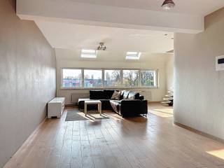 Dit duplexappartement is gelegen in de Kapellestraat te Aartselaar en geniet van een centrale ligging, vlakbij winkels, openbaar vervoer en...