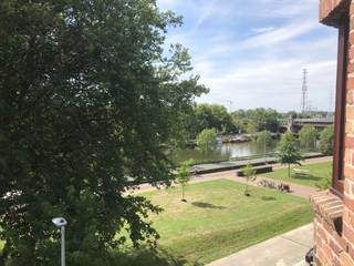 Rustig en zongeoriënteerd 3 slk appartement (153 m²), terras met een groen en weids uitzicht over het Kanaal Gent-Oostende, kelder met...