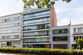 <p>Te koop te Aalst.<br />Op zoek naar een ruim en verzorgd appartement met een centrale ligging in Aalst? Dit aangename appartement beschikt over drie slaapkamers, twee garages, een ruime kelderberging en een bijzonder groot terras van maar liefst 68 m².<br />Bij het betreden van het appartement komt u in een mooie en ruime inkomhal die toegang biedt tot de verschillende leefruimtes. Etr. De ruime living geniet van een aangename lichtinval en sluit rechtstreeks aan op de geïnstalleerde keuken, waardoor beide ruimtes mooi met elkaar verbonden zijn.<br />Het appartement beschikt over drie volwaardige slaapkamers. Een bijzonder aangenaam gegeven is dat alle drie de slaapkamers rechtstreeks toegang bieden tot het ruime terras van 68 m². De grootste slaapkamer is voorzien van een extra toilet.Het terras is perfect zuidwestgericht, waardoor u hier volop kunt genieten van de namiddag- en avondzon. De automatische luifel zorgt bovendien voor de nodige beschutting op zonnige dagen.<br />De badkamer werd recent vernieuwd en is uitgerust met een moderne inloopdouche.<br />Ook aan het comfort werd de nodige aandacht besteed: de ramen van het appartement werden recent vernieuwd, zoals ook de inbraakveilige voordeur en de twee volautomatische garagepoorten.<br />Verder beschikt het appartement over maar liefst twee garages. Eén van de garages is rechtstreeks bereikbaar via het terras, wat bijzonder praktisch is voor het binnenbrengen van fietsen, boodschappen of andere spullen. Daarnaast is er in de kelder een ruime private berging aanwezig, ideaal voor extra opslagruimte.<br />Dankzij de centrale ligging in Aalst bevinden winkels, scholen, openbaar vervoer en diverse voorzieningen zich op korte afstand. Een appartement dat ruimte, comfort en een uitzonderlijke buitenruimte combineert en bovendien beschikt over twee garages en een ruime kelderberging.<br />Bent u op zoek naar een ruim appartement met drie slaapkamers, een groot zuidwestgericht terras, twee garages en extra bergruimte in een centrale ligging te Aalst? Dan is een bezoek zeker de moeite waard.<br />Contacteer collega Bernhard 0476 022 089 of bernhard@cornelis-goeman.be</p>