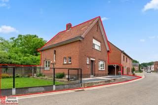 Zoek je een instapklare en energiezuinige thuis waar je gewoon meteen kunt intrekken?<br />Deze in 2021 gerenoveerde woning ligt in het hart van Testelt. Met de kleuter- en lagere school vlakbij verloopt de ochtendrush met de kinderen een pak rustiger. Bovendien liggen ook het openbaar vervoer, gezellige buurtwinkels en uitgestrekte wandel- en fietsroutes op een boogscheut van je voordeur.<br /><br />Tijdens de verbouwingen is er flink geïnvesteerd in duurzaamheid en comfort. De muren, het dak én het plafond van de kelder werden grondig geïsoleerd. Samen met de nieuwe ramen, deuren en de efficiënte gascondensatieketel uit 2021 zorgt dit voor een lage energiefactuur, wat zich tegelijk reflecteert in een EPC label  B. De elektrische installatie is conform en er is nergens asbest aanwezig.<br />Naast het huis vind je de omheinde tuin, waar je in alle rust kan ontspannen terwijl de kinderen veilig buiten spelen. Je auto stal je gemakkelijk onder de carport of op de oprit, die makkelijk plaats biedt aan wel drie voertuigen. In de ruime tuinberging kun je heel wat spullen kwijt.<br />Deze woning is momenteel verhuurd.<br /><br /><strong>INDELING</strong><br /><br /><strong>Gelijkvloers:</strong> Inkom, woonkamer met open keuken, berging. Tuin en terras. Ruime oprit met carport en royaal tuinhuis.<br /><strong>1ste verdieping:</strong> Badkamer, 2 slaapkamers, 2 kleine dressings <br /><strong>Keldertje.</strong><br /><br />Ervaar zelf de vele voordelen van deze woning tijdens een persoonlijke rondleiding.<br />Maak vandaag nog je afspraak.<br />Mail naar info@immopersyn.be of bel 013 444 008.