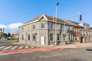 <p>Te koop: ruime gesloten woning in het centrum van Dendermonde, op wandelafstand van station, bushalte en voorzieningen.<br />Deze karaktervolle woning biedt veel ruimte en potentieel, met maar liefst vijf slaapkamers en grote leefruimtes. Dankzij de centrale ligging nabij openbaar vervoer en scholen is dit een ideale gezinswoning. Bovendien beschikt u over een ruime garage, waardoor parkeren geen probleem is.</p>

<p>Belangrijkste ruimtes:<br />• Grote living (68 m²) met open haard en veel lichtinval<br />• Ruime keuken (22 m²) uitgerust met gasfornuis, oven, koelkast en dampkap<br />• Vijf slaapkamers (8 m², 9 m², 13 m², 24 m², 37 m²)<br />• Badkamer (7 m²) met ligbad, toilet en wastafel<br />• Twee bergingen (8 m² en 11 m²) met aansluiting voor wasmachine en droogkast<br />• Garage (33 m²)<br />• Tuin (160 m²) ideaal voor ontspanning</p>

<p>Troeven:<br />• Centrale ligging nabij station, bushalte en voorzieningen<br />• Grote woning met veel slaapkamers en ruime indeling<br />• Garage aanwezig, geen parkeerstress</p>

<p>Neem vandaag nog contact op met uw ERA-makelaar voor een bezoek.<br />JOUW DROOMHUIS. ZO GEVONDEN!</p>