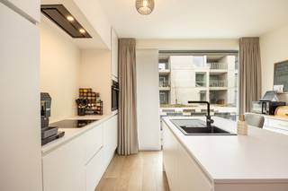 <strong>Zeer energiezuinig gelijkvloers appartement (rolstoelvriendelijk) met 3 slaapkamers, ruim terras, ondergrondse autostaanplaats en kelder- en fietsenberging gelegen in een rustig en autovrij binnengebied in het hartje van Turnhout! EPC label A, elektriciteit conform en geen asbest! (GEEN BTW)</strong><br /><br /><strong>Ligging</strong>: het appartement is zeer rustig gelegen, op wandelafstand van de Grote Markt en het Stadspark, met een zeer vlotte verbinding naar de E34! <br /><br /><strong>Indeling</strong>: inkomhal - gastentoilet - slaapkamer/bureauruimte - leefruimte met open keuken - twee slaapkamers - badkamer - wasplaats/berging - terras. -1: autostaanplaats - fietsenberging - kelderberging. <br /><br /><strong>Omschrijving</strong>: we komen binnen in de aparte inkomhal waar we links het gastentoilet treffen en rechts het bureau/eerste slaapkamer. De leefruimte wordt dankzij de grote raampartijen overgoten in natuurlijk daglicht. De open keuken is voorzien van alle moderne comfort zoals een vaatwasser, oven, inductievuur met dampkap, ijskast en spoelbak. Als we verderlopen komen we bij de nachthal dewelke uitgeeft op de volgende twee slaapkamers met oppervlaktes van 13 m² en 16 m². De badkamer is voorzien van ruimvoldoende opbergruimte, dubbele lavabo en een ruime inloopdouche. Daarnaast hebben we nog de bergruimte waar ook aansluiting voorzien is voor wasmachine en droogkast. Op het terras geniet u dankzij de oriëntatie vanaf 's middags van het zonnetje! <br /><br />De ondergrondse parkeergarage is zowel met de trap als met de lift te bereiken. Hier kan je met gemak de auto kwijt maar er is ook plaats voorzien voor uw (bak)fietsen en zelfs motors! Alsook is hier nog een ruime, privatieve kelderberging aanwezig. Zowel de autostaanplaats als de kelderberging zijn reeds in de prijs bij inbegrepen! <br /><br />Er is nog mogelijkheid tot het installeren van maar liefst 9 zonnepanelen, ideaal voor een nóg lagere verbruikskost! Deze verkoop geschiedt onder registratierechten, dus GEEN BTW! <br /><br /><strong>Bijzondere informatieplicht</strong>: in aanvraag.