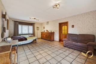 <p>Wij stellen u deze volledig te renoveren viergevelwoning van ±188 m² voor, gelegen op een goede locatie in de Meersstraat 183 te Ternat (Sint-Katherina-Lombeek), met een vlotte bereikbaarheid naar belangrijke invalswegen, scholen, winkels en openbaar vervoer.Gebouwd rond 1965 beschikt deze woning momenteel over 3 slaapkamers met de mogelijkheid om een zolder aan de tuinkant in te richten (26 m²). Op het gelijkvloers vindt u een inkomhal, een woonkamer (30 m²), een eetkamer (15 m²), een keuken (9 m²), een stockageruimte/atelier (26 m²), een garage (26 m²) en een afzonderlijk toilet. Een terras en een zuidgerichte tuin (7a 50ca) vervolledigen het gelijkvloers. De eerste verdieping bestaat uit 3 slaapkamers (15 m², 14 m² en 9 m²) en een badkamer met toilet (8 m²). De zolder/duivenkot is toegankelijk via de stockageruimte en kan volledig naar wens ingericht worden. Verwarming op gas. Houten ramen. EPC: F (renovatieverplichting) en elektriciteit niet conform. Een woning met veel potentieel in een groene omgeving. IDEAAL VOOR IEDEREEN.</p>