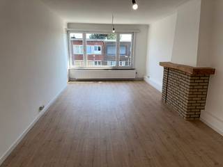 Prachtig vernieuwd / gerenoveerd en instapklaar appartement.

Ontdek dit prachtig pas vernieuwde en volledig instapklare appartement, gelegen in een kleinschalig gebouw met slechts 3 appartementen.

Het appartement werd met zorg gerenoveerd en beschikt over tal van troeven:
•	Volledig nieuwe, moderne keuken, uitgerust met alle hedendaagse inbouwtoestellen.
•	Het volledige appartement is voorzien van nieuwe kwaliteitsvloeren.
•	De elektrische installatie werd volledig vernieuwd en voldoet aan de huidige normen.
•	Ramen met dubbel isolatieglas voor een optimale warmte- en geluidsisolatie.
•	Twee ruime privatieve kelders bieden extra bergruimte.
•	Geen syndicus, wat resulteert in een eenvoudige en kostenefficiënte mede-eigendom.

Dankzij de hoogwaardige afwerking en de uitstekende staat is dit appartement volledig instapklaar en ideaal voor wie zonder bijkomende  renovatiewerken wil verhuizen.

Een unieke kans voor zowel eigen bewoning als investering.

*De ligging is bijzonder gunstig : kort bij winkels, openbaar vervoer, scholen, en kort bij de zaterdagse openbare markt op Wim Sarensplein, het gemeentepark de Bremweide is vlakbij, als ook een goede verbinding met invalswegen.

Voor bezoek of info tel 0473.99.33.90 