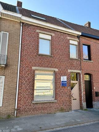 Bij het betreden van deze woning wordt je verwelkomd in de ruime inkomhal, die je toegang biedt tot de aangename en lichtrijke leefruimte...