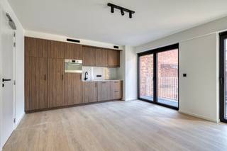 <p><span><strong>**Wonen in Residentie ROUTE 66**</strong></span><br /><br />Wonen in <strong>Residentie ROUTE 66</strong> is kiezen voor kwaliteit en ruimte en dit op een uiterst strategisch goede locatie. Wij bieden je 5 hoogwaardig bemeubelde units voorzien van al het nodige en geplaatst door vakmensen. Zo zijn de units voorzien van maatwerk en is de keuken voorzien van kwaliteitstoestellen (combi-oven, vaatwasser, grote ijskast met vriesvak, inductie-kookplaat…). Verder werd het volledige gebouw gerenoveerd volgens de huidige norm, zijn de vloeren akoestisch geïsoleerd en geniet dit pand van het laatste nieuwe ventilatiesysteem.</p>
<p>Er wordt een vaste kost aangerekend van €125 voor internet, verwarming, water en elektriciteit. </p>
<p>Ook aan de veiligheid van het gebouw werd gedacht: het pand is voorzien van Salto sloten voor een keyless entrance en het internet valt onder het beheer van Netvise.<br /><br />De studio is gelegen aan de achterzijde van het gebouw en beschikt over een privatief terras. </p>
<p><span><strong><span>Interesse in een bezichtiging ter plaatse? Dat kan! </span><span>Contacteer: verhuur@connect-immo.be</span></strong></span></p>