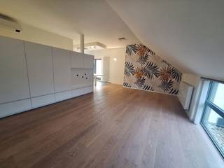 INDELINGGELIJKVLOERSAparte inkomhal met schoenenkast en houten trap naar de 1ste verdieping.1STE VERDIEPINGOverloop, toiletruimte met handenwasser,...