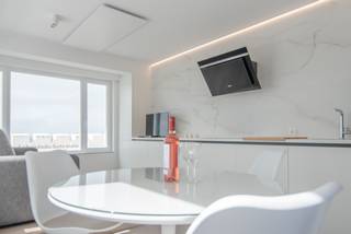 <p>Te koop: gerenoveerde studio in Koksijde, gelegen op de zeedijk met prachtig vrij zicht op zee.</p>

<p> </p>

<p>Deze charmante studio bevindt zich in de Scheepsjongenstraat, in een toeristische zone op de zeedijk te Sint-Idesbald, duinen en openbaar vervoer. Dankzij de recente renovatie is het appartement instapklaar en biedt het een frisse, moderne uitstraling. Het ruime privatieve terras vormt een unieke troef, ideaal om te genieten van het zeezicht en de gezonde zeelucht. De ligging op de zeedijk maakt dit een perfecte keuze voor wie comfort en locatie wil combineren.</p>

<p> </p>

<p>Belangrijkste ruimtes:<br />• Inkomhal met handige opbergruimte<br />• Slaaphoek, compact en praktisch ingedeeld<br />• Living met directe toegang tot het terras en uitzicht op zee<br />• Keuken, functioneel ingericht<br />• Badkamer met douche en wastafel<br />• Apart toilet<br />• Ruim privatief terras, ideaal voor buitenmomenten</p>

<p> </p>

<p>Troeven:<br />• Gerenoveerde studio, instapklaar<br />• Gelegen op de zeedijk met vrij zicht op zee<br />• Groot privatief terras</p>
​​​​​​vergunning voor vakantieverhuur! <br />gemeenschappelijke fietsenstalling! <br /> 
<p> </p>

<p>Neem vandaag nog contact op met je ERA-makelaar voor een bezoek.<br />058 51 92 95 of op simon@eraservimo.be</p>

<p> </p>

<p>JOUW DROOMAPPARTEMENT. ZO GEVONDEN!</p>