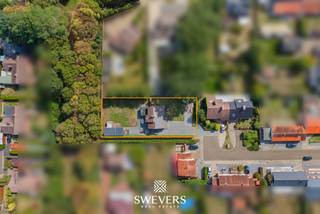 Voor meer info en foto’s, surf naar www.swevers.be – Deze open bebouwing aan Begijnenwinning 31 in Tessenderlo combineert een rustige, groene ligging met een praktische gezinsindeling. De woning bevindt zich in een doodlopende straat op een ruim perceel van 1.013 m², terwijl het centrum van Tessenderlo op wandelafstand ligt. De woning werd gebouwd in 1988 en biedt 156m² bewoonbare oppervlakte. Op het gelijkvloers bevinden zich de inkomhal met gastentoilet, een leefruimte van 28 m² en een praktisch ingerichte keuken van 9 m². Aansluitend vind je een wasplaats/berging met toegang tot de inpandige garage, die eveneens extra plaats biedt voor fietsen en opslag. Op de eerste verdieping liggen drie slaapkamers van 10 m², 12 m² en 12 m². Daarnaast zijn er een badkamer, een dressing en een extra berging. Dankzij deze verschillende opbergmogelijkheden blijft de woning praktisch en overzichtelijk. Het royale perceel en de groene omgeving vormen een belangrijke troef. De rustige ligging in een verzorgde wijk met weinig doorgaand verkeer biedt volop mogelijkheden om buiten te genieten.<br />Ook de bereikbaarheid is uitstekend. Winkels, scholen, horeca en ontspanning liggen op circa 1 km, het zwembad op 750 meter en het openbaar vervoer op 350 meter. Natuurgebied Gerhagen bevindt zich eveneens in de omgeving en de snelwegen liggen op ongeveer 4 km. Voor meer informatie, bel 011 255 155. Bron bewoonbare oppervlakte: EPC – verslag.