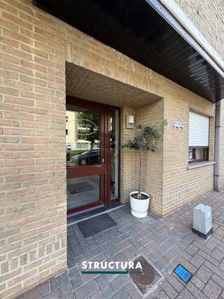 Wenst u een bezoek? Dat kan ALLEEN door een afspraak te maken via de knop: “Bezoek plannen”. (24/7 beschikbaar zolang reserveringen niet volzet zijn) Het is niet mogelijk om telefonisch of via externe websites te reserveren.Bent u op zoek naar een stijlvol duplexappartement met veel natuurlijke lichtinval, een hoogwaardige afwerking en een uitstekende ligging? Dan is dit appartement in het hart van Merchtem zeker een bezoek waard.Dit ruime duplexappartement bevindt zich op wandelafstand van winkels, openbaar vervoer, horecazaken en alle andere dagelijkse voorzieningen. De lichtrijke leefruimte vormt samen met de luxueus uitgeruste keuken een aangename leefomgeving waar comfort centraal staat. Dankzij de grote raampartijen geniet u de hele dag van een overvloed aan natuurlijk licht.Daarnaast beschikt het appartement over een privatieve autostaanplaats, waardoor u steeds vlot kunt parkeren in het centrum van Merchtem.Karakteristieken:- Duplexappartement- Zeer veel natuurlijke lichtinval- Luxueus uitgeruste keuken- Fietsenstalling - Privatieve autostaanplaats inbegrepen- Verwarming op elektriciteit- Individuele tellers- Onmiddellijk beschikbaar- 3 maanden huurwaarborg- Gelegen in het centrum van Merchtem- Op wandelafstand van winkels, openbaar vervoer, scholen en horeca