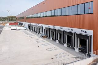 Logistiek gebouw met 21.147 m² magazijnruimte en 4.973 m² mezzanine met optionele kantoorruimteGelegen aan de Nieuwe dijk, uitstekend bereikbaar via...