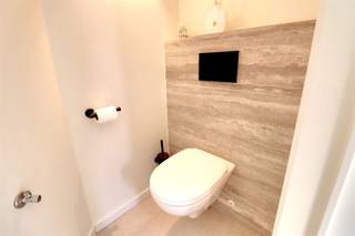 <p><span>NETJES GERENOVEERD EN KLAAR VOOR DE EERSTE BEWONING.</span></p><p><span> </span></p><p><span>Deze gezinswoning kreeg een complete make-over, gerenoveerd en afgewerkt tot in de details.<br />Met aandacht voor licht, ruimte en comfort staat deze woning garant voor heel veel woonplezier.<br /><br />Inkom met toilet en doorsteek naar een aangename leefruimte. <br />Aansluitend kreeg de keukenhoek een degelijke inrichting, er is opnieuw heel veel licht en ruimte voor een gezellige eethoek. <br />Naast de keuken is een praktische berging met plaats voor wasmachine en droogkast.<br />Het verdiep voorziet in een nette badkamer en een extra toilet. Er zijn 3 mooie slaapkamers. </span></p><p><span> </span></p><p><span>Buiten is het volop genieten van de zon, zowel terras als tuin pakken uit met een schitterende oriëntatie. <br />Er is een praktische kelderberging en een grote tuingarage met plaats voor fietsen en extra's (niet toegankelijk met auto).</span></p><p><span> </span></p><p><span>HALF OPEN WONING<br />ALLE COMFORT<br />LAAG EPC<br />GARAGE MET RUIMTE VOOR FIETSEN</span></p>
