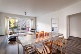 Wonen in de populaire Tentoonstellingswijk betekent rust, groen én een vlotte verbinding met het centrum van Antwerpen. Het appartement ligt op wandelafstand van park De Mastvest, winkels, scholen en openbaar vervoer. En alles wat je nodig hebt binnen handbereik. Dit ruime appartement van ca. 94 m² bevindt zich op de eerste verdieping van een verzorgd gebouw met lift. De lichte leefruimte biedt plaats voor een gezellige zithoek en eetkamer, terwijl de aparte keuken praktisch is ingericht en volledig uitgerust met moderne toestellen. Verder zijn er twee volwaardige slaapkamers, waarvan één met toegang tot het zuidgerichte terrasje, een badkamer met ligbad en een apart toilet. Een private kelderberging en de mogelijkheid tot aankoop van een autostaanplaats maken het geheel compleet. Kortom: een comfortabel en ruim appartement op een rustige, gegeerde locatie vlak bij het stadsleven. EPC: 131 kWh/m2, P-score: A, G-score: A, Stedenbouwkundige gegevens in aanvraag