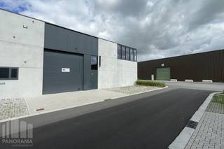 Nieuwbouw KMO-unit met een oppervlakte van +/- 160 m² te huur, de unit maakt deel uit van de gloednieuwe KMO-site <strong>"CLARYSSE BUSINESS PARK"</strong> en is uitstekend gelegen langs de Brugsesteenweg (N50) en biedt moderne en hoogwaardige KMO-units. <br /><br />De casco loods is opgebouwd uit een staalconstructie in combinatie met betonwanden en architecturale sandwichpanelen en heeft een vrije hoogte van +/- 6 m. Het magazijn is toegankelijk via een automatische sectionale poort (4m B x 4,5 m H) met geïntegreerde loopdeur of met aparte toegangsdeur met bovenliggende raampartij. Daarnaast is de unit voorzien van een lichtstraat met rookluik (brandklasse C), geïsoleerd steeldeck, polybetonvloer, aansluitingen voor water, elektriciteit en een afvoer.<br /><br />2 privatieve parkeerplaatsen inbegrepen.<br />Onmiddellijk beschikbaar.<br /><br />Contacteer <strong>PANORAMA B2B</strong> voor bijkomende inlichtingen of een vrijblijvend plaatsbezoek <strong>050 300 800</strong>.