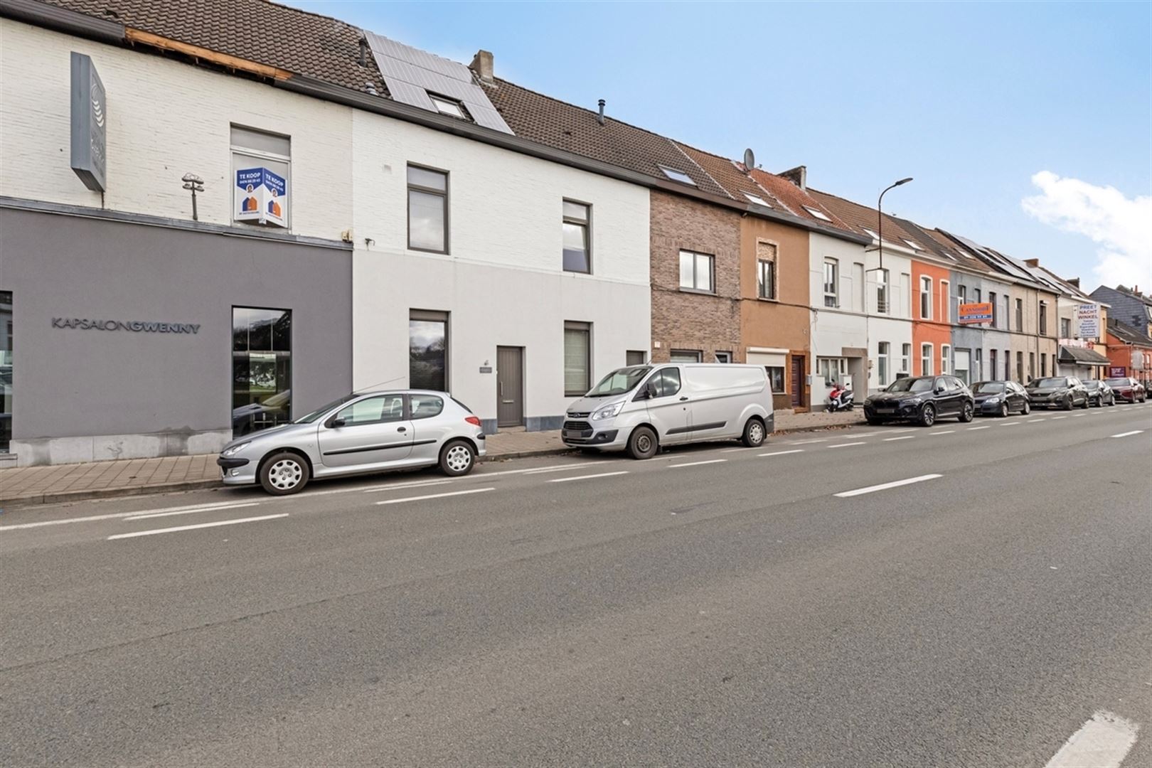 Gerenoveerde rijwoning met 3 slaapkamers en doorgang achteraan. - foto 1