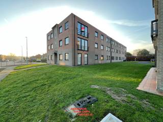 Dichtbij het commerciële centrum van Oostkamp vinden we dit mooie en ruime appartement. Het openbaar vervoer is niet veraf en maakt een...