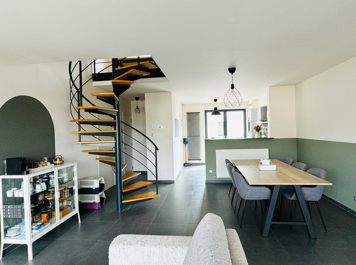 Ruim duplex appartement met terras en plaats voor 2 wagens. - foto 5