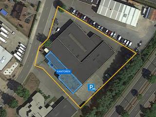 <div>Bent u op zoek naar een moderne en instapklare kantoorruimte op een strategische locatie? Op het bedrijventerrein Kolmen in Alken bieden wij deze ruime en representatieve kantooromgeving van 737 m² te huur aan.<br /><br />Topligging & bereikbaarheid:</div>
<div>De site geniet een uitstekende bereikbaarheid dankzij de nabijheid van de E313 en N80, en bevindt zich in een economisch sterke regio met een ruime arbeidsmarkt. Bovendien is het bedrijventerrein volop in opwaardering, wat deze locatie extra toekomstgericht maakt.<br /><br />Troeven van het gebouw:</div>
<ul>
<li>30 parkeerplaatsen op een afgesloten terrein</li>
<li>Beveiligde site met alarmsysteem en automatische toegangspoort</li>
<li>Energie-efficiënt gebouw</li>
<li>Moderne ventilatie- en aircosystemen</li>
<li>Veel natuurlijke lichtinval voor een aangename werkomgeving</li>
<li>Representatieve en professionele uitstraling</li>
</ul>
<div></div>
<div>Deze kantoorruimte is uitermate geschikt voor dienstverlenende, administratieve en ondersteunende activiteiten.<br /><br />Indeling van het gebouw:</div>
<div>Gelijkvloers:</div>
<ul>
<li>Ruime onthaal- en ontvangstruimte</li>
<li>Grote vergaderzaal (± 20 personen)</li>
<li>Bijkomende vergaderzaal (± 10 personen)</li>
<li>Drie afgesloten kantoorruimtes (± 15 werkplekken)</li>
<li>Ruime refter (± 25 personen) met volledig uitgeruste keuken</li>
<li>Gescheiden kleedkamers met douches</li>
<li>Aparte sanitaire voorzieningen</li>
</ul>
<div></div>
<div>Eerste verdieping:</div>
<ul>
<li>Zes afgesloten kantoorruimtes (± 25 werkplekken)</li>
<li>Vergaderzaal (± 6 personen)</li>
<li>Coffee corner</li>
<li>Aparte sanitaire voorzieningen</li>
</ul>
<div><br />Beschikbaarheid<br />📅 Onmiddellijk beschikbaar!</div>
<div><br />Interesse?<br />Neem gerust contact op voor meer informatie of een bezichtiging en ontdek zelf de mogelijkheden van deze hoogwaardige kantoorruimte.</div>
