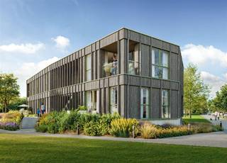 <p><span>In het nieuw aangelegde Park Oude God verrijst een bijzonder woonconcept: een kleinschalig gebouw met zes ruime, energiezuinige appartementen, ontworpen voor wie comfortabel en duurzaam wil wonen op een uitzonderlijke locatie.</span></p><p><span> </span></p><p><span>De laagbouw in houtskelet combineert een moderne look met het gebruik van circulaire materialen, waardoor het gebouw zich perfect in het park integreert. Grote glaspartijen brengen licht en natuur centraal in de leefruimtes.</span></p><p><span>De appartementen beschikken over 2 of 3 slaapkamers en variëren tussen 99 m² en 131 m². Ze worden afgewerkt met aandacht voor detail en genieten van een uitstekende energieprestatie (A-label).</span></p><p><span>In het lastenboek worden volwaardige budgetten voorzien, zodat u uw appartement naar eigen smaak kan inrichten.</span></p><p><span> </span></p><p><span>Ondergronds bevinden zich autostaanplaatsen (met mogelijkheid tot laadpunt) en private bergingen.</span></p><p><span>Hoewel het project zich aan het park bevindt, ligt het centrum van Mortsel op wandelafstand. Winkels, scholen, horeca en openbaar vervoer bevinden zich vlakbij.</span></p><p><span> </span></p><p><span>Pluspunten op een rij</span></p><p><span>- Kleinschalig project van 6 appartementen in het park</span></p><p><span>- Bijzondere aandacht voor duurzame technieken en materialen</span></p><p><span>- Mooie oppervlaktes</span></p><p><span>- Ieder appartement heeft een ondergrondse parking en berging ter beschikking</span></p><p><span>- In het centrum van Mortsel, maar toch in het groen gelegen</span></p><p><span>Benieuwd om alle verdere details te ontdekken?</span></p><p><span>Maak nu een vrijblijvende afspraak met een van onze nieuwbouwexperts via info@habicom.be of bel 03-449.42.41. </span></p><p><span> </span></p><p><span> </span></p><p><span> </span></p>