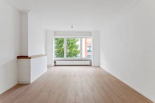 Welkom in de Van Stralenstraat, een doodlopende fietsstraat nabij het centrum van Antwerpen, waar rust en stadse dynamiek elkaar ontmoeten.Zowel de...