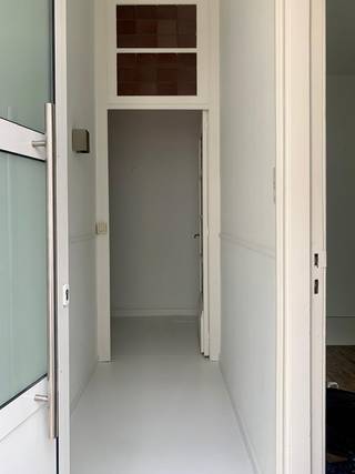 <p>Sommige woningen pakken je meteen bij de voorgevel. Deze is er zo eentje.</p>
<p>Met haar brede gevel steekt deze woning in de Helmstraat meteen de hand uit naar nieuwe eigeaars. En wie binnentreedt, ontdekt hoe slim je 103m² kunt ordenen over maar liefst drie verdiepingen.</p>
<p>Op het gelijkvloers wacht je een flexibele indeling met twee volwaardige kamers, ideaal als slaapkamer, bureau of hobbyruimte, al naargelang je noden. Het toilet op dit niveau is een extra praktisch pluspunt.</p>
<p>De eerste verdieping is waar het leven zich afspeelt. Een lichte, open leefruimte met een gezellige woonhoek, een open eetplaats en een volwaardige keuken. Alles naadloos op elkaar afgestemd, klaar voor zowel de doordeweekse avond als het gezellige weekendmaal.</p>
<p>Nog hoger, op de tweede verdieping, tref je de derde kamer aan, rustig en apart. Aansluitend de badkamer: een eigen plek om tot rust te komen, ver van het dagelijkse gewoel.</p>
<p>En dan is er nog de kelder. De stille held van elke woning. Stockageruimte, en eigenlijk gewoon die welverdiende extra m2 meter die je altijd tekortkomt. Met 2 toiletten verspreid over de woning, loopt het huishouden, groot of klein, altijd vlot.</p>
<p>EPC: 275kWh/m2 <br />Elektriciteit conform</p>
<p>Wg, Gvkr, Gvv, Vv, Gmo</p>
