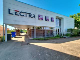 This ready-to-move-in and easily accessible business building is located in Destelbergen, near the R4. The building has a ground floor area of approximately 240 m², divided into office and storage space, equipped with a kitchenette and sanitary facilities. At the back of the building, there is a spacious terrace with a garden that overlooks the surrounding fields. On the first floor, there is approximately 300 m² of office space, with a stylish glass loft in the center. Thanks to the immediate vicinity of the R4, the property is easily accessible, both by car and by bike. There are 15 parking spaces at the back, including a charging station with two charging points for electric cars. A velobox is available for cyclists for safe and practical storage. In addition, solar panels generate renewable energy. Surface: - Ground floor: approx. 240 m² - First floor: approx. 300 m²Specifications: - Kitchenette- Sanitary - Ventilation system (type D)- Alarm system- LED lighting- System ceiling- Carpet tile/carpet floor- Natural gas heating via radiators - Heating/cooling via Daikin heat pump (air-air)- HR glass- Built-in wall cabinets- Sun protection (stores) - 15 parking spaces- Velobox Availability: From 01/01/2026. Are you interested in this business building for rent in Destelbergen? Contact us at business.gent@dewaele.com or 09 245 35 35 for more info or a visit.