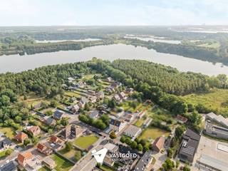 <p><span>Moderne en energiezuinige kangoeroewoning op unieke locatie in Mol-Rauw</span></p><p><span> </span></p><p><span>Belangrijkste troeven:</span></p><p><span>Recente woning (bouwjaar 2020)</span></p><p><span>Energiezuinige kangoeroewoning met EPC 65 en 75 kWh/m²</span></p><p><span>30 zonnepanelen en vloerverwarming</span></p><p><span>Driedubbele beglazing en automatische rolluiken</span></p><p><span>Volledig rolstoelvriendelijk met extra brede deuren</span></p><p><span>Aparte praktijk-, bureau- of hobbyruimte mogelijk</span></p><p><span>Tuinkamer/kantoor van ca. 50 m² met eigen keuken en sanitair</span></p><p><span>Garage, berging en laadpaal aanwezig</span></p><p><span>Rustige en groene ligging nabij de meren van Mol-Rauw</span></p><p><span> </span></p><p><span>Moderne woning combineert comfortabel wonen met tal van mogelijkheden.</span></p><p><span>Deze energiezuinige kangoeroewoning combineert comfortabel wonen met maximale flexibiliteit. Dankzij de praktische indeling is de woning perfect geschikt voor zorgwonen, een praktijk aan huis of wonen en werken. </span></p><p><span>De groene tuin en de volledig ingerichte tuinkamer van ca. 50 m² vormen daarbij een absolute meerwaarde.</span></p><p><span> </span></p><p><span>Bekijk zeker ook de 3D virtuele rondleiding en de grondplannen met afmetingen. Zo krijgt u van thuis uit al een perfect beeld van wat deze unieke eigendom te bieden heeft.</span></p><p><span>Wenst u meer info of een vrijblijvende bezichtiging, contacteer dan ons kantoor op het nummer 014 39 99 99 en wij helpen u graag verder.</span></p>