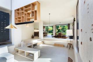 In een rustige, doodlopende straat in Schilde bevindt zich House Sylvan, een uitzonderlijke hedendaagse woning ontworpen door Maison Osaïn. De architectuur werd volledig afgestemd op haar groene omgeving, met grote raampartijen die het omliggende landschap als het ware naar binnen brengen. Het resultaat is een bijzonder lichtrijke woning waarin architectuur, interieur en natuur op een vanzelfsprekende manier samenkomen.<br /><br />Het hart van de woning wordt gevormd door de open leefruimte met keuken, eetplaats en zithoek, waarbij verschillende niveaus en een indrukwekkende dubbele hoogte zorgen voor een aangenaam gevoel van ruimte en volume. De grote glaspartijen bieden vanuit de leefruimtes een prachtig, vrij uitzicht over de omliggende weilanden en zorgen voor een sterke verbinding met de tuin.<br /><br />Ook het interieur werd door Maison Osaïn ontworpen als één harmonieus geheel. Natuurlijke materialen, hout, natuursteen en zachte aardetinten creëren een warme en tijdloze sfeer, waarbij het licht en het veranderende landschap een belangrijke rol spelen.<br /><br />De woning beschikt over ca. 270 m² woonoppervlakte op een perceel van 987 m² en omvat momenteel drie slaapkamers, met de mogelijkheid om een vierde slaapkamer te creëren, en twee badkamers. Dankzij de combinatie van een doordacht ontwerp en hedendaagse technieken geniet u hier van een hoog wooncomfort. Zo is de woning uitgerust met een warmtepomp, vloerverwarming en -koeling, zonnepanelen, ventilatiesysteem en een laadpaal voor elektrisch rijden. <br /><br />House Sylvan is een unieke combinatie van hedendaagse architectuur, hoogwaardige afwerking en rust, met het groene landschap als dagelijks decor.<br /><br />*Verkoop onder 6% btw (onder voorwaarden).<br /><br />Interesse?<br />Contacteer LISTED voor een bezoek: +32 3 283 51 51.