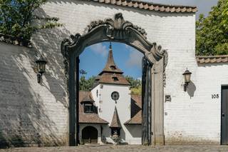 Deze uitzonderlijke villa bevindt zich op een steenworp van de Grote Markt van Roeselare (slechts 2,5 km in vogelvlucht) en heeft een...