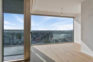 Living with breathtaking views in Antwerp's premier location? Then this highly finished one-bedroom flat is for you!Layout:You enter the luxuriously...