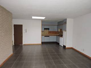 Op wandelafstand van het centrum van Sint Gillis, Dendermonde, station en dergelijke bevindt zich dit ruim 2 slaapkamer appartement.<br />Het omvat een leefruimte met open keuken, terras, 2 slaapkamers, berging en badkamer met douche. Op het gelijkvloers heeft u een grote garage met berging. <br />Voor meer info mail vero@berno.be of bel 052/20 24 40.