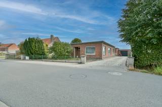 Welkom in de Bergenstraat 59, een te renoveren gelijkvloerse woning met drie slaapkamers, gezellige tuin, garage en een groot bijgebouw. Deze...