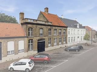 ktervolle herenwoning in het hart van Veurne met zongerichte tuin<br /><br />Deze prachtige herenwoning is centraal gelegen in Veurne en combineert authentieke charme met bijzonder veel ruimte. <br /><br />Indeling: <br />Via de royale inkomhal bereik je de sfeervolle woonkamer met zicht op de tuin. Aansluitend heb je de ruimte eetkamer. Verder beschikt het gelijkvloers over een keuken met praktische bijkeuken, een apart toilet, een tweede leefruimte en een berging. <br /><br />Op de eerste verdieping bevinden zich maar liefst vijf slaapkamers en een badkamer. <br /><br />De ruime zolderverdieping biedt bovendien tal van mogelijkheden en kan verder ingericht worden naar wens. <br /><br />Buiten geniet u van een aangenaam zongericht terras en een mooie tuin, ideaal om in alle rust van het buitenleven te genieten.