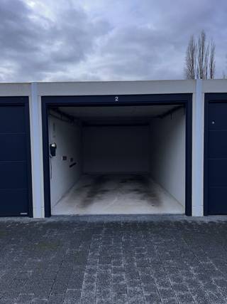 <p>Gesloten garagebox op een gunstige ligging, vlak bij het centrum van Willebroek. De garage is voorzien van een sectionale poort met afstandsbediening en biedt een veilige en praktische oplossing voor het stallen van uw wagen of extra opslagruimte.</p>

<p><strong>Troeven:</strong></p>

<ul><li>Gesloten garagebox</li><li>Sectionale poort met afstandsbediening</li><li>Vlot bereikbaar</li><li>Gelegen vlak bij het centrum van Willebroek</li></ul>