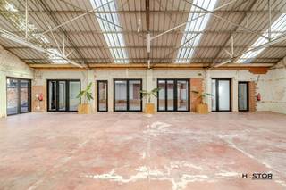 Bent u op zoek naar een uniek magazijn gecombineerd met een stijlvolle kantoorruimte? Dan is deze locatie zeker een bezoek waard!Bij binnenkomst...